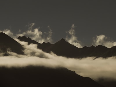 白天云海环绕的群山